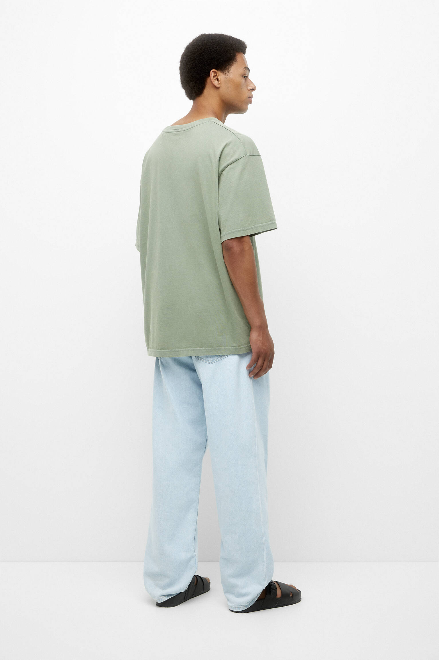 CAMISETA VERDE COM EFEITO LAVADO E BORDADO - VERDE