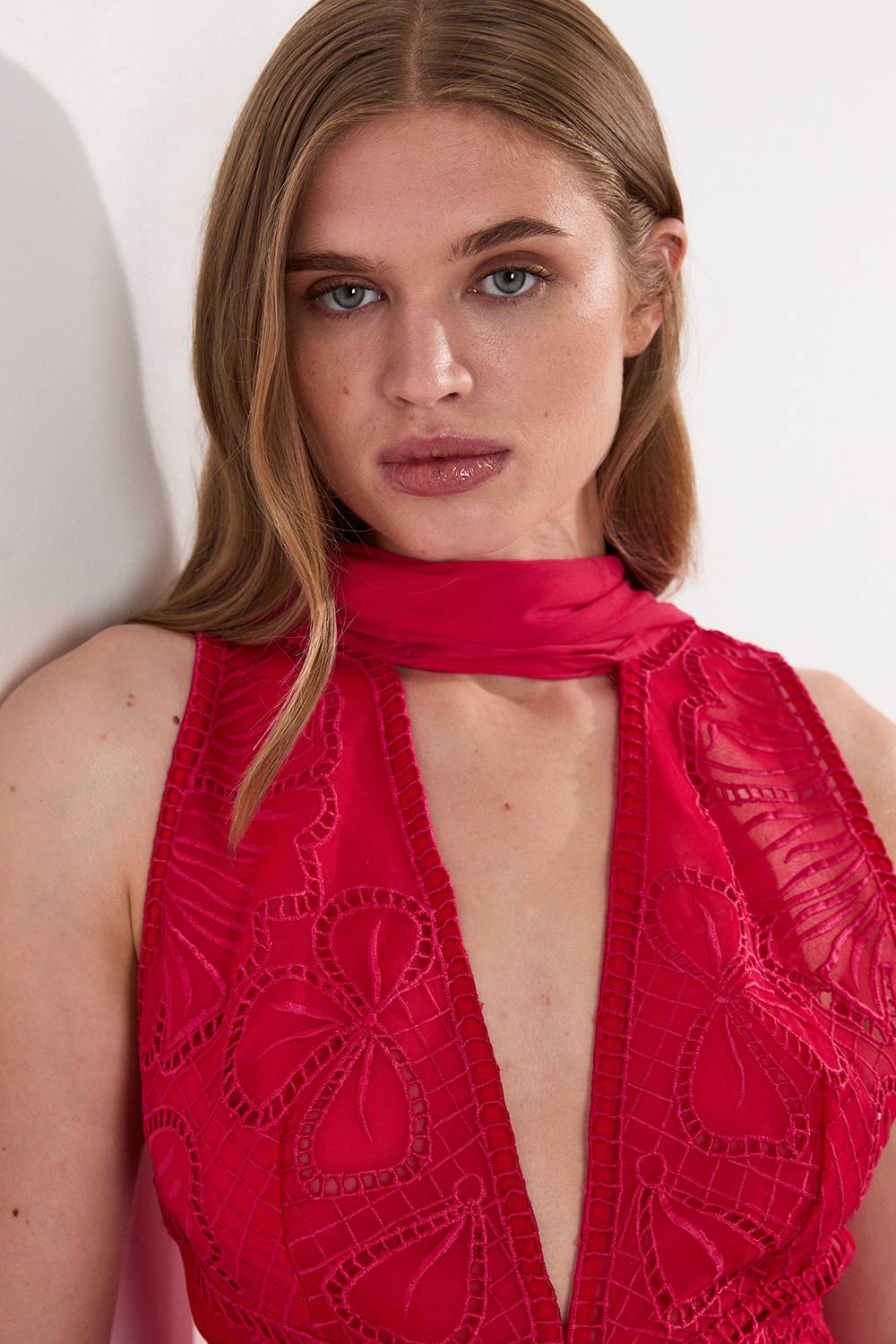 KarenMillen Robe Midi de Bal en Tissu Froissé à Col V Profond avec Appliqués Brodés