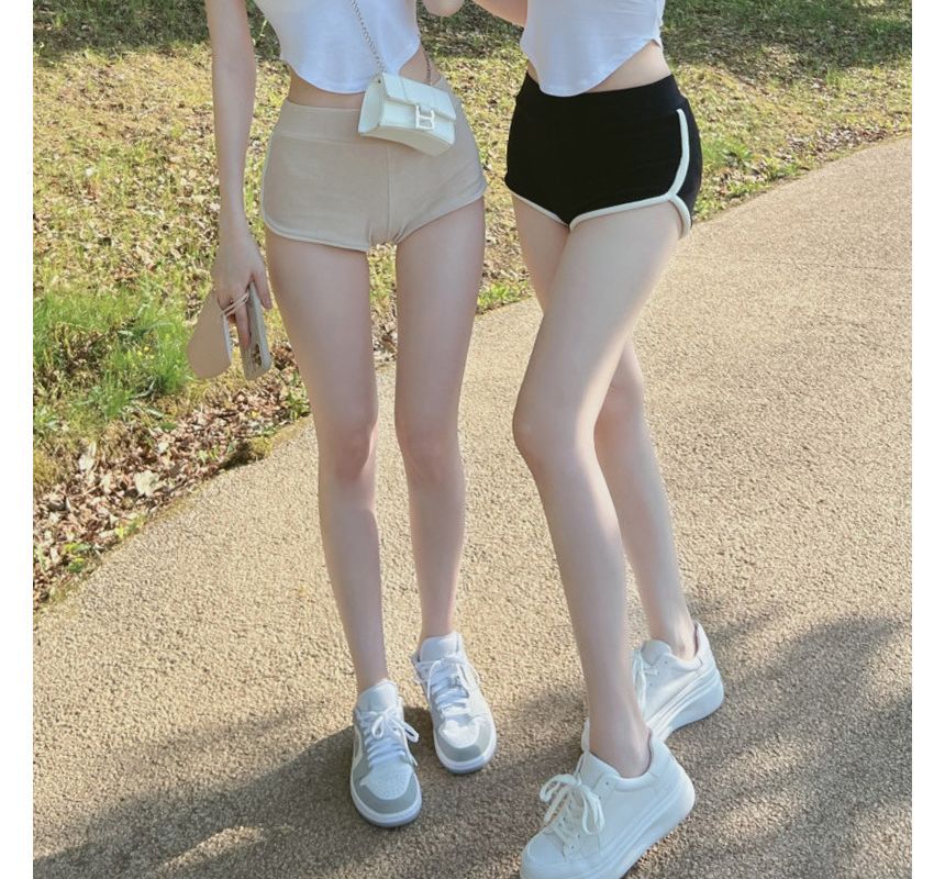 BERAN STUDIO - Lage, contrasterende sweatshorts met bies