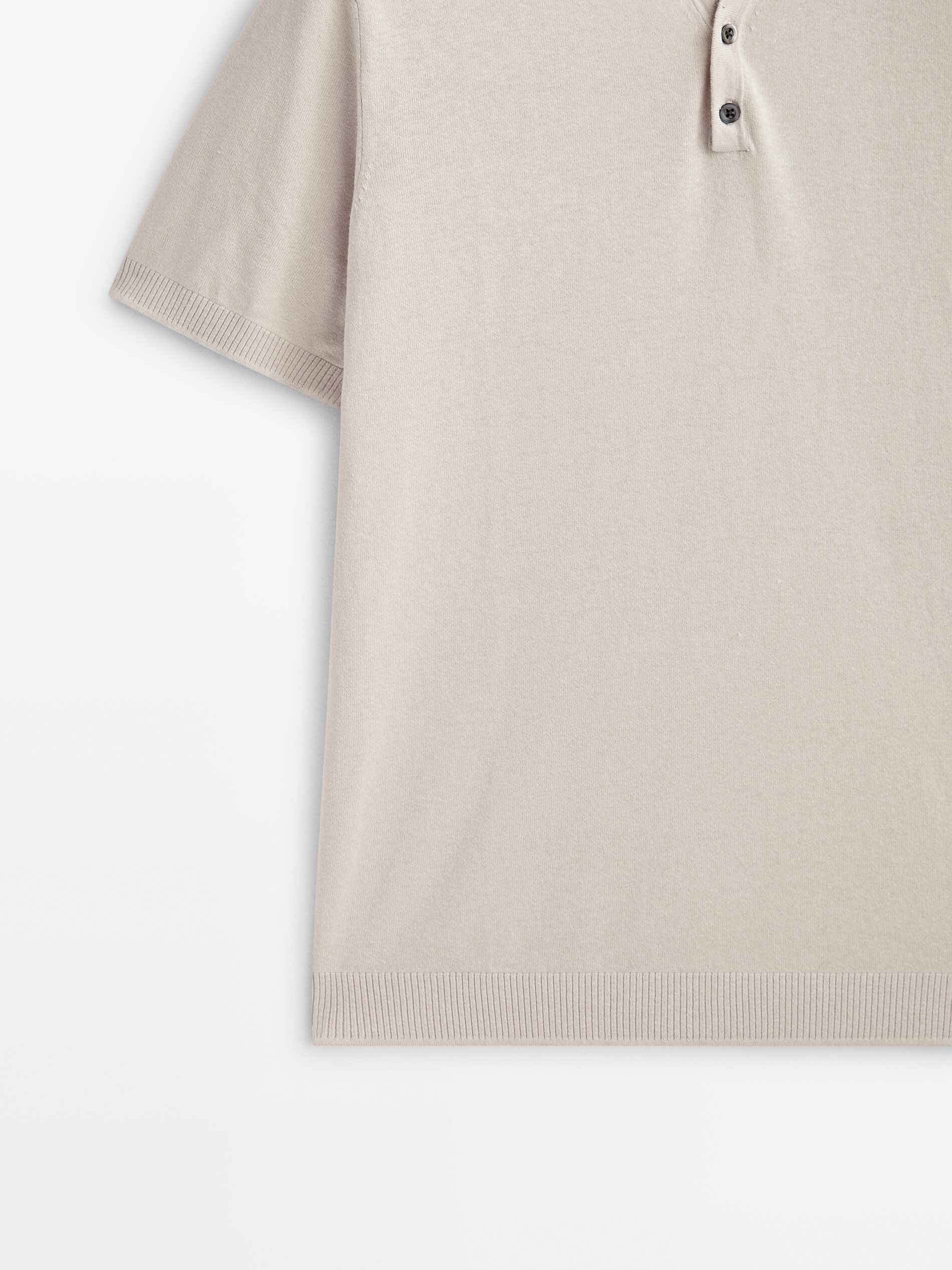 Camisa polo com decote em V e botões - Bege