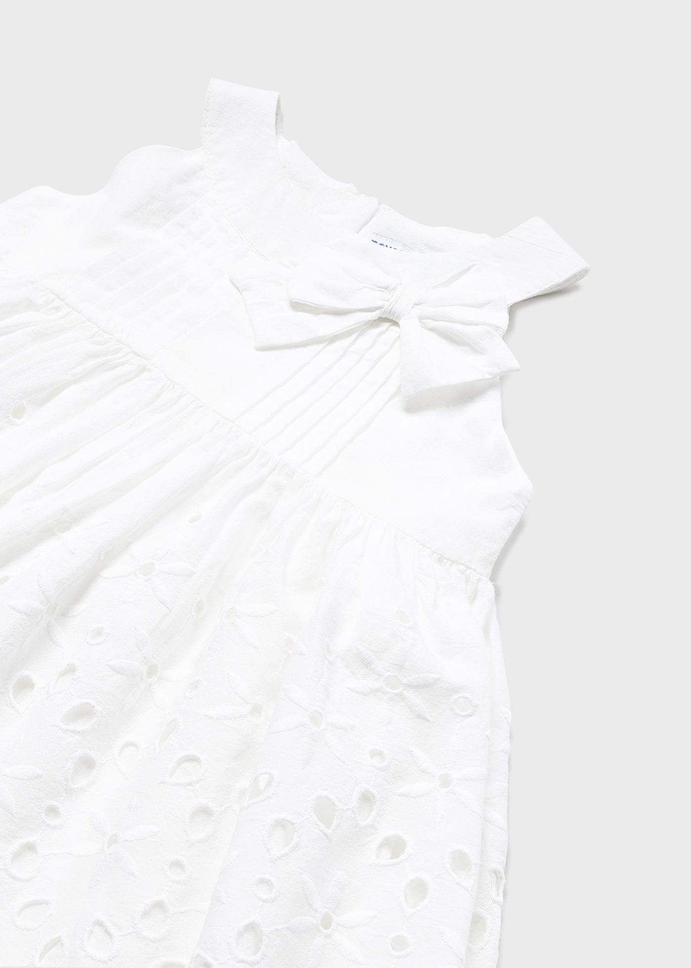 Vestido infantil com saia de algodão perfurada