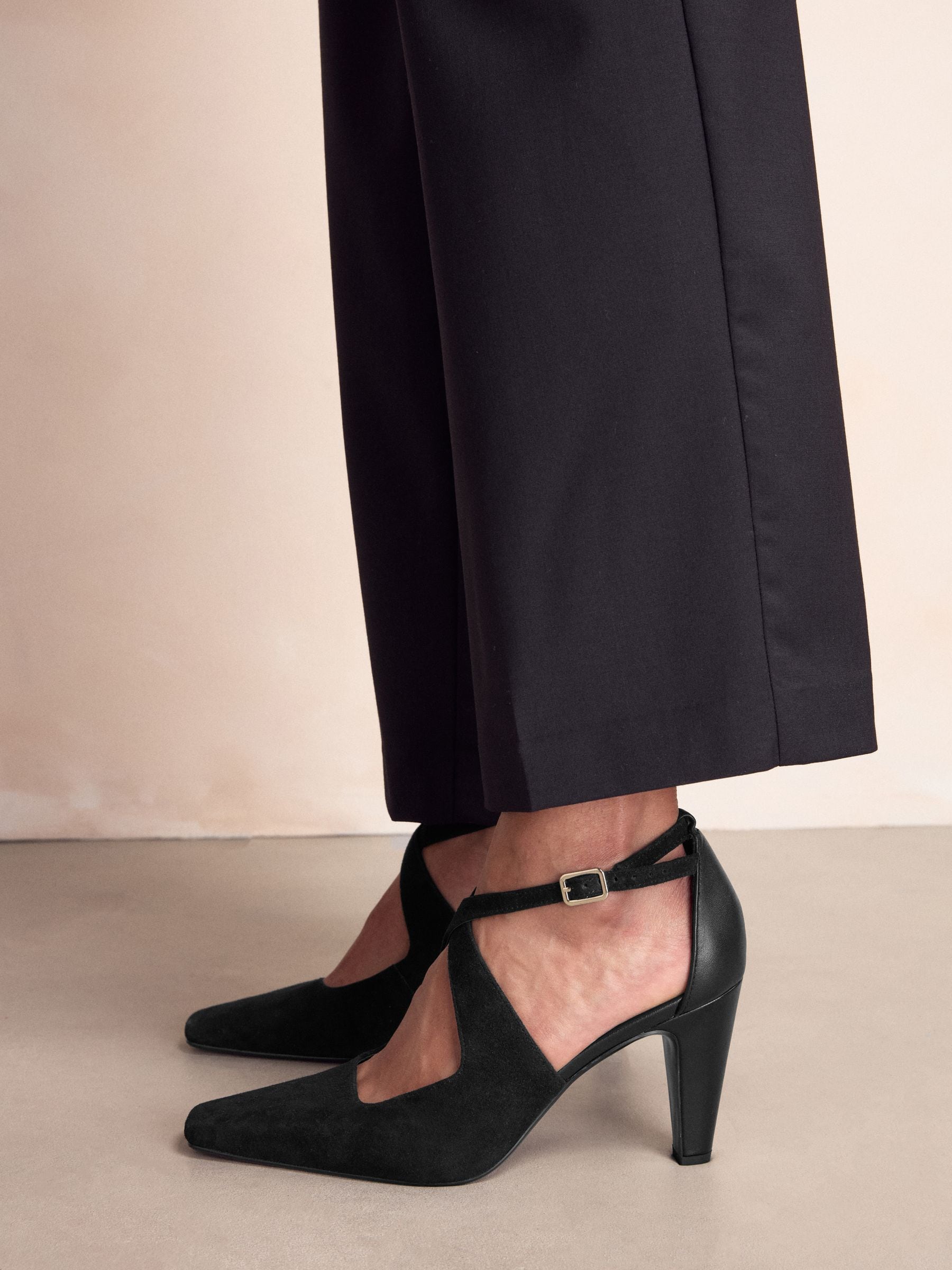 Zwart lederen suède - Cross-Over Point Toe Court Heels