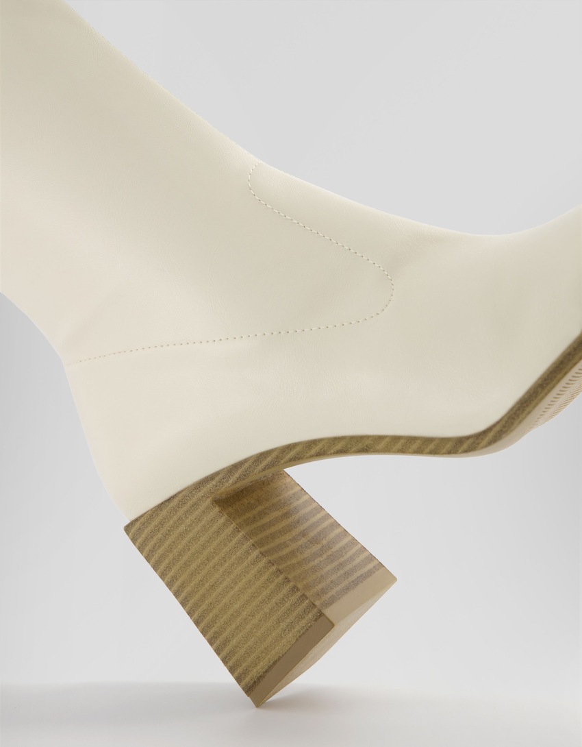 Botas de cano curto com salto bloco ajustado