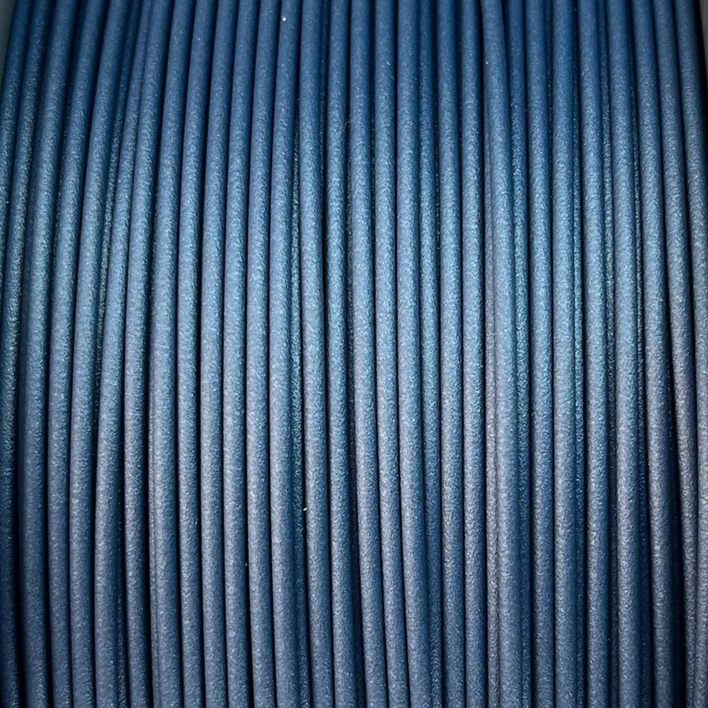Nobufil  PETG CF Dark Blue, 1,75 mm / 1000 g    Mit Kohlenstofffasern verstärktes PETG Filament aus recycelten Industrieabfällen