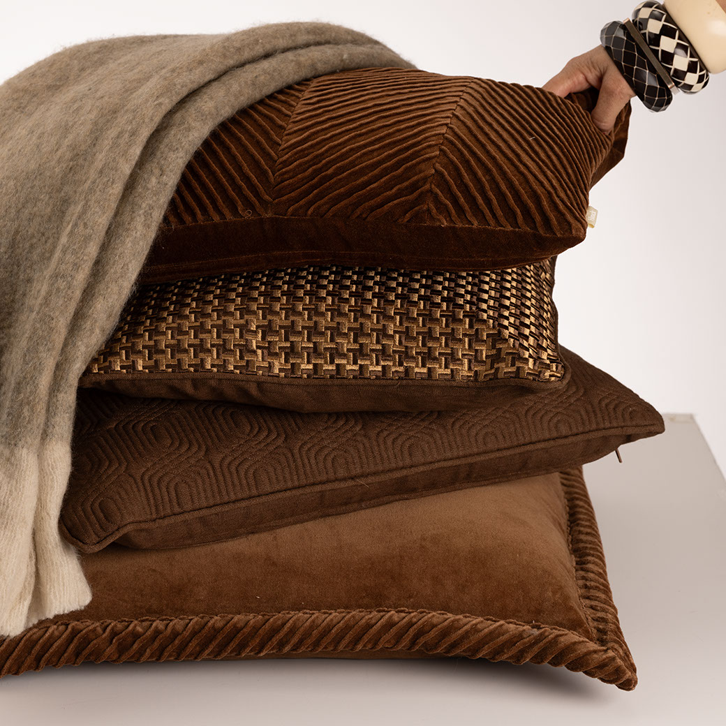 Sierkussen velours Tucked border mocca macha 50x50 cm