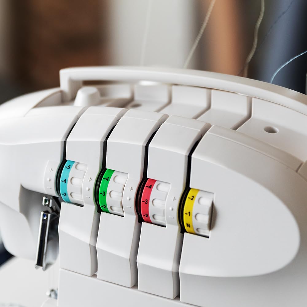 Cecotec Machine à Coudre Bellecouture Overlock, Vitesse 1100 tr/min, Pression du Pied-De-Biche Réglable, Entraînement Différentiel, Fonctions de Point