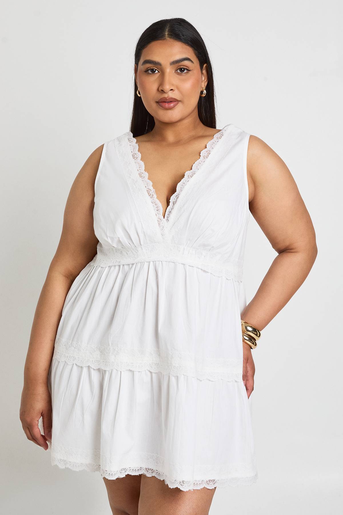 boohoo Robe Smockée À Volants Avec Inserts En Dentelle Grande Taille