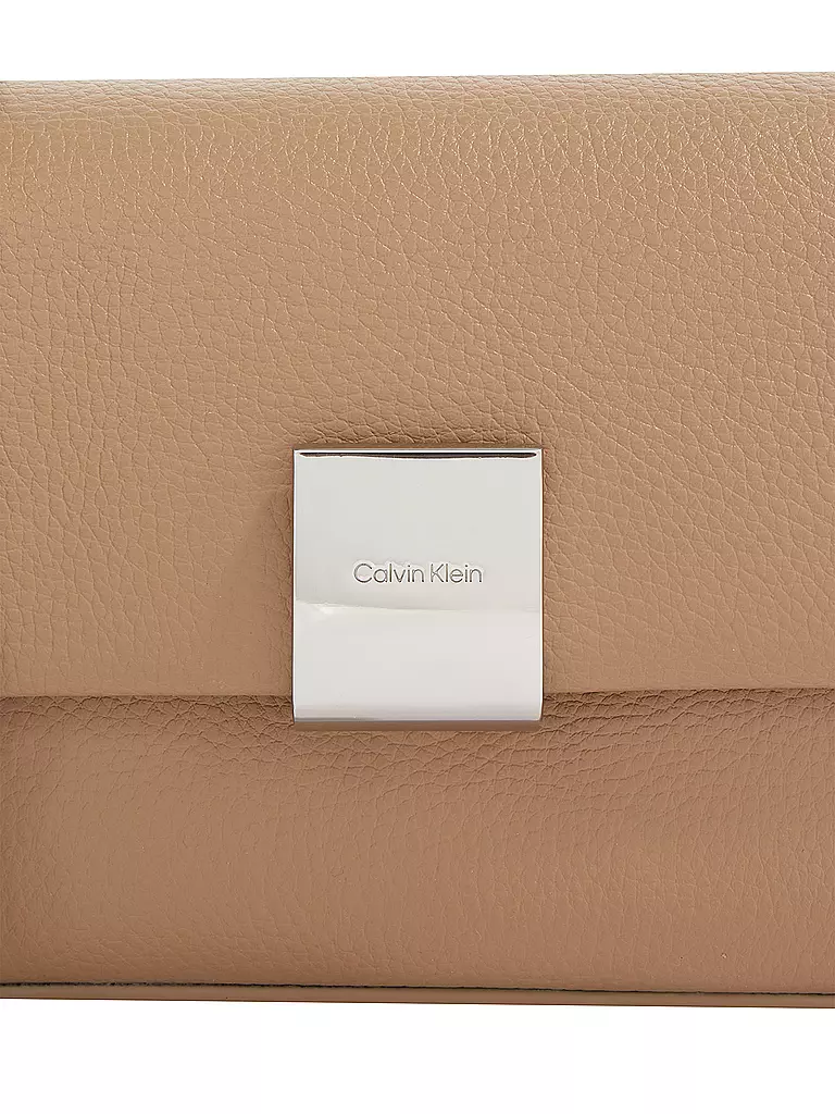 CALVIN KLEIN Tasche - Mini Bag CK PLAQUE camel