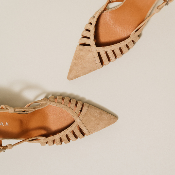 Escarpins à bouts pointus et détails ajourés  en velours beige