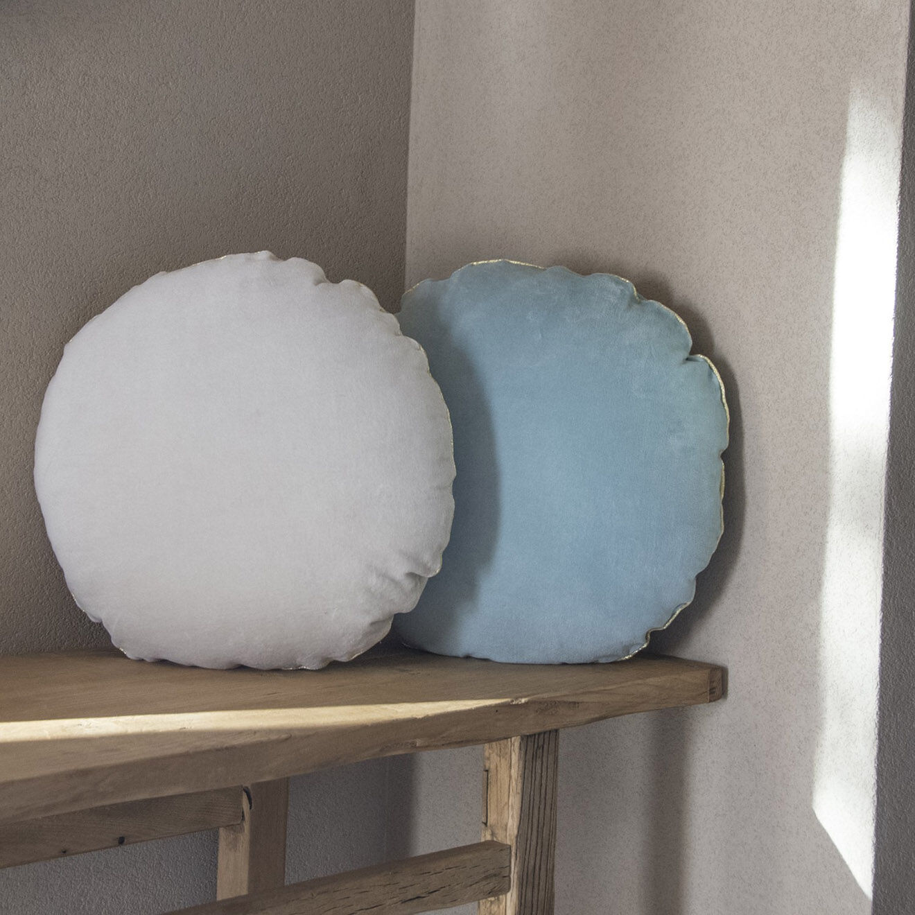 Febronie Coussin rond en velours de coton Bonbon bleu - D. 43cm