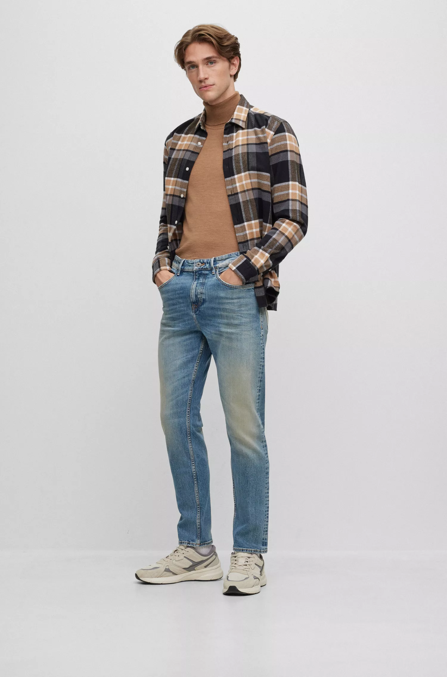 Camisa BOSS preta de corte regular em algodão xadrez lavado.