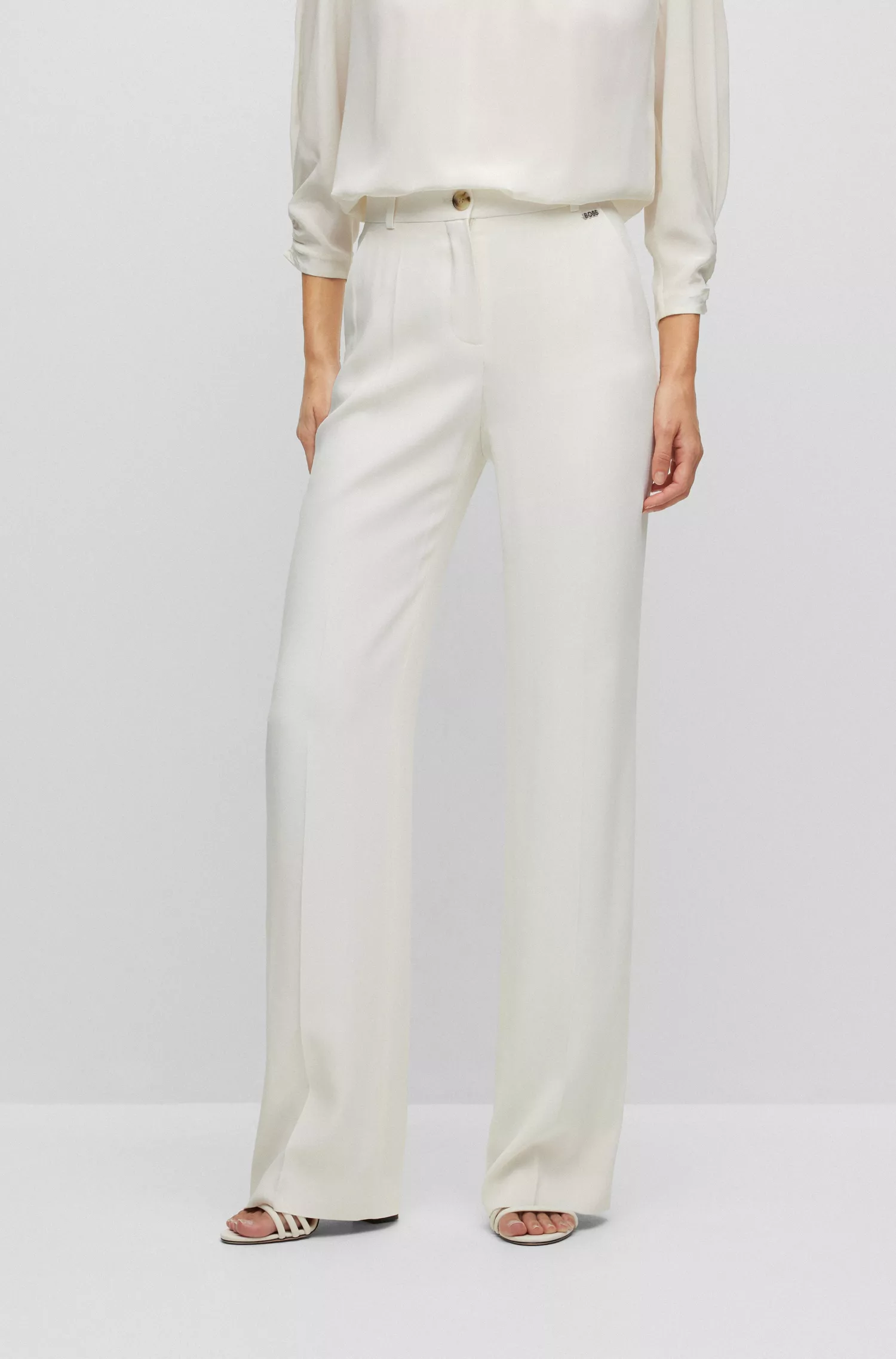 Calça BOSS preta, corte regular com perna boca de sino.