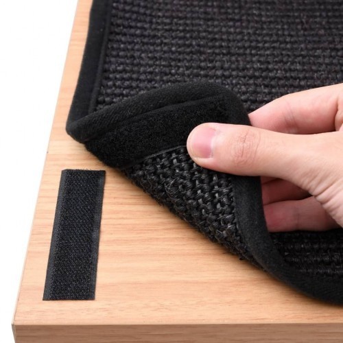 arranhador para gato preto