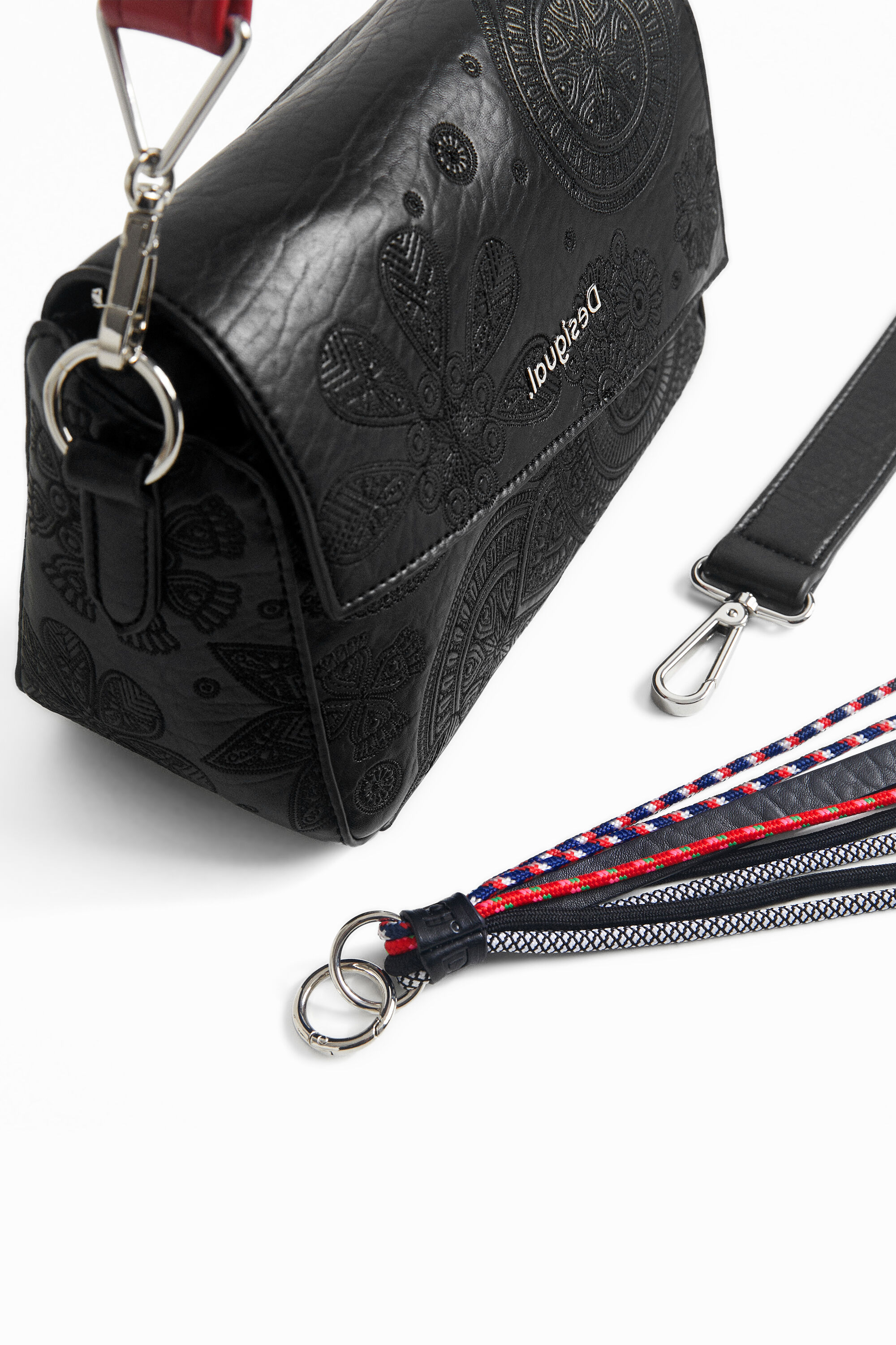 Bolsa de mão com aba assimétrica