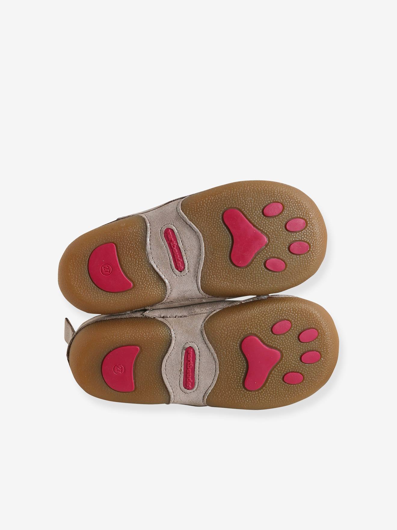 Pantufas infantis elásticas em couro bege iridescente.