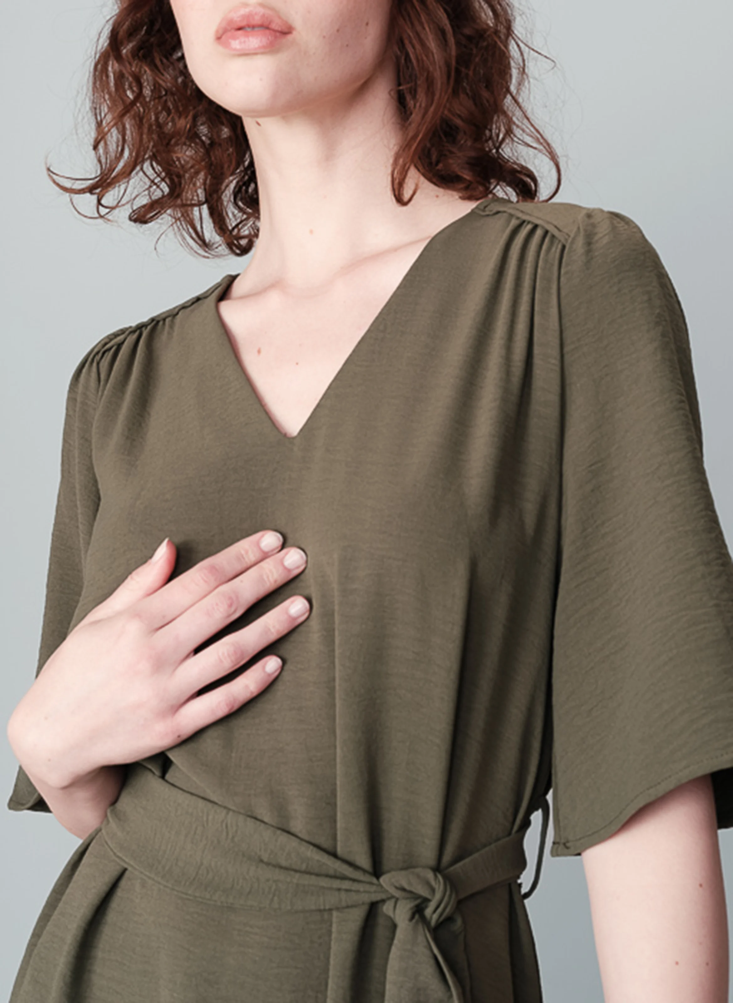 NIA - Robe courte ceinturée à fronces | Vert