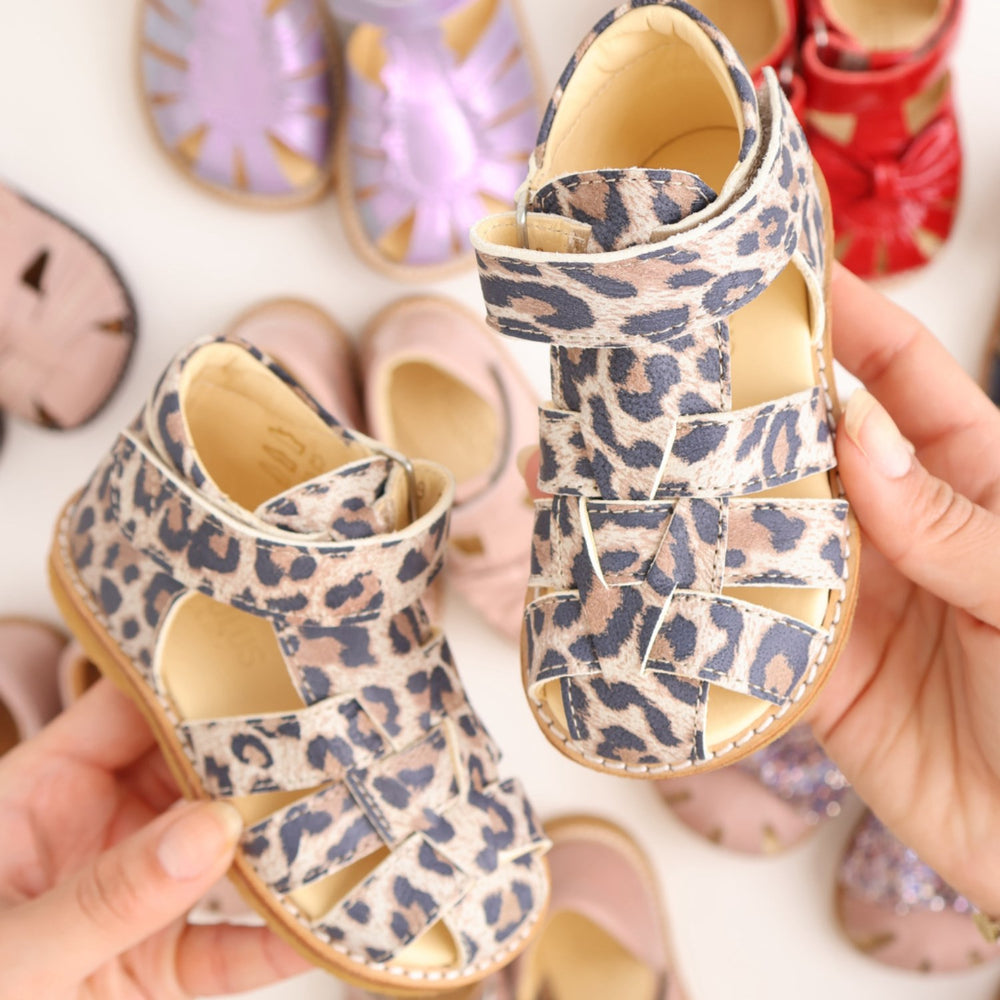 Køb Angulus Leopard Suede Begynder Sandal Med Velcrolukning