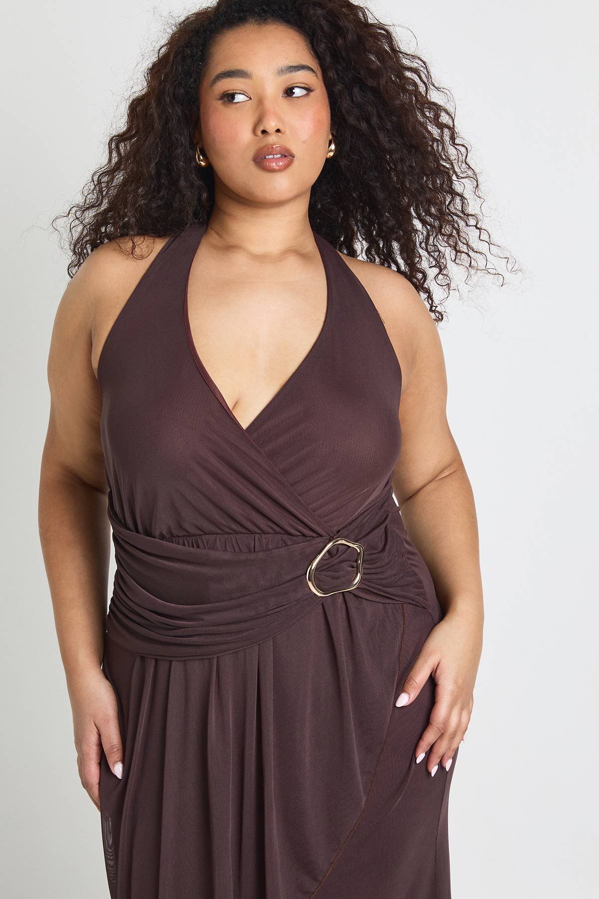 boohoo Plus Robe Midaxi Froncée à Col Licou et Finitions Dorées