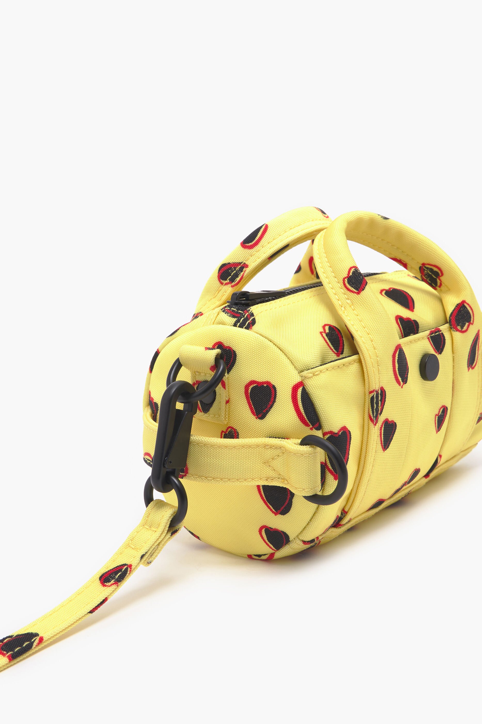 Bolsa cilíndrica de nylon tamanho XS com estampa de pequenos corações, amarela.