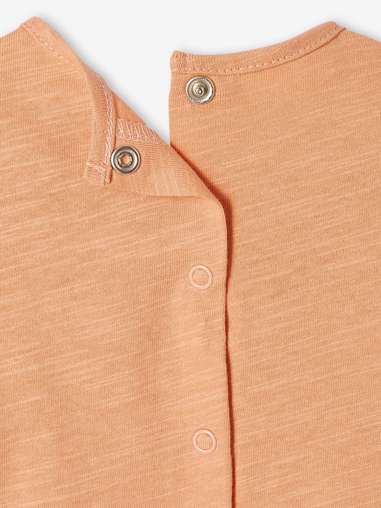 Camiseta laranja para bebê com mangas franzidas.