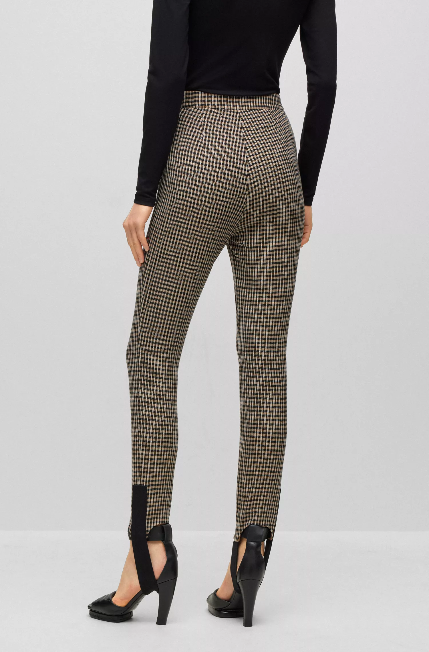 Calça xadrez preta slim fit da BOSS com bainha em estribo.