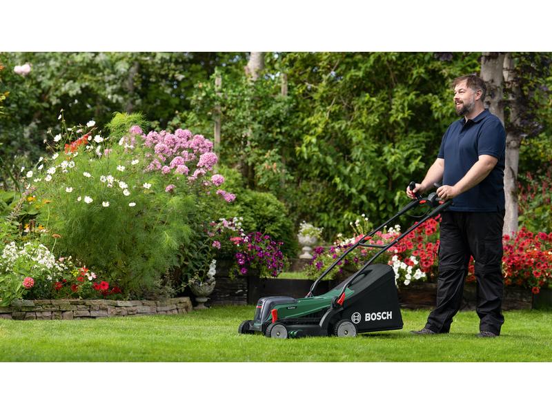 Bosch Akku-Rasenmäher UniversalRotak 2x18V-37-550 Kit (2 x Kraftvolles Mähen und bequeme Grasschnittsammlung für mittelgrosse bis grössere Rasenflächen