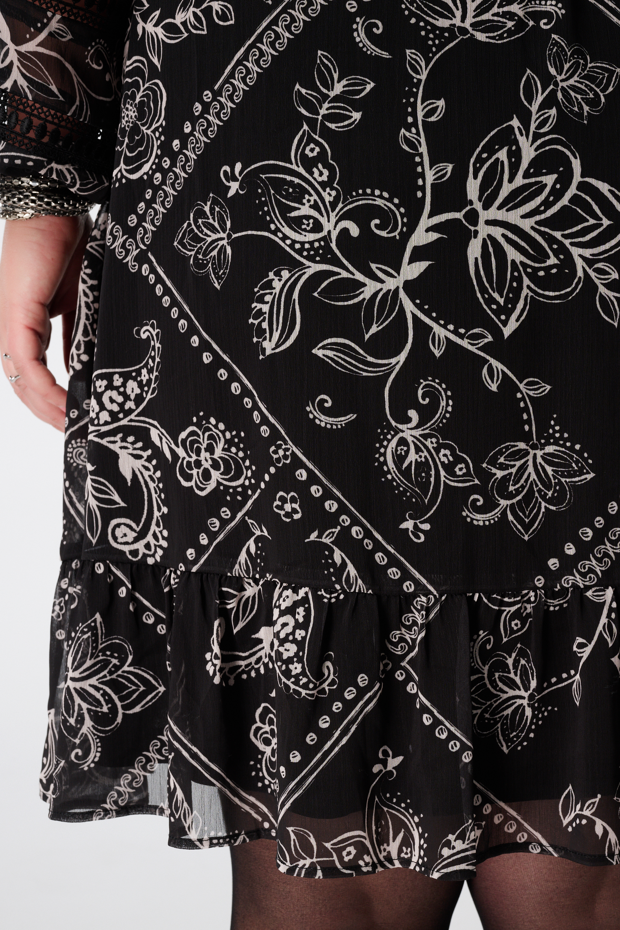 Jurk met print en broderie details Multi zwart-wit