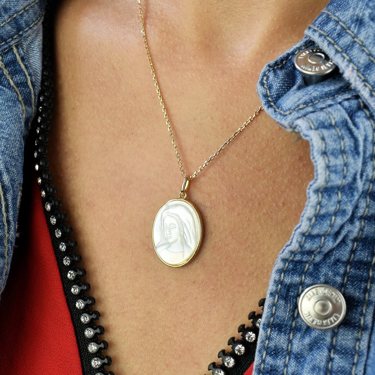 Collier Vierge Marie médaille ovale de nacre Symbole de foi et de protection Plaqué OR 750 3 microns