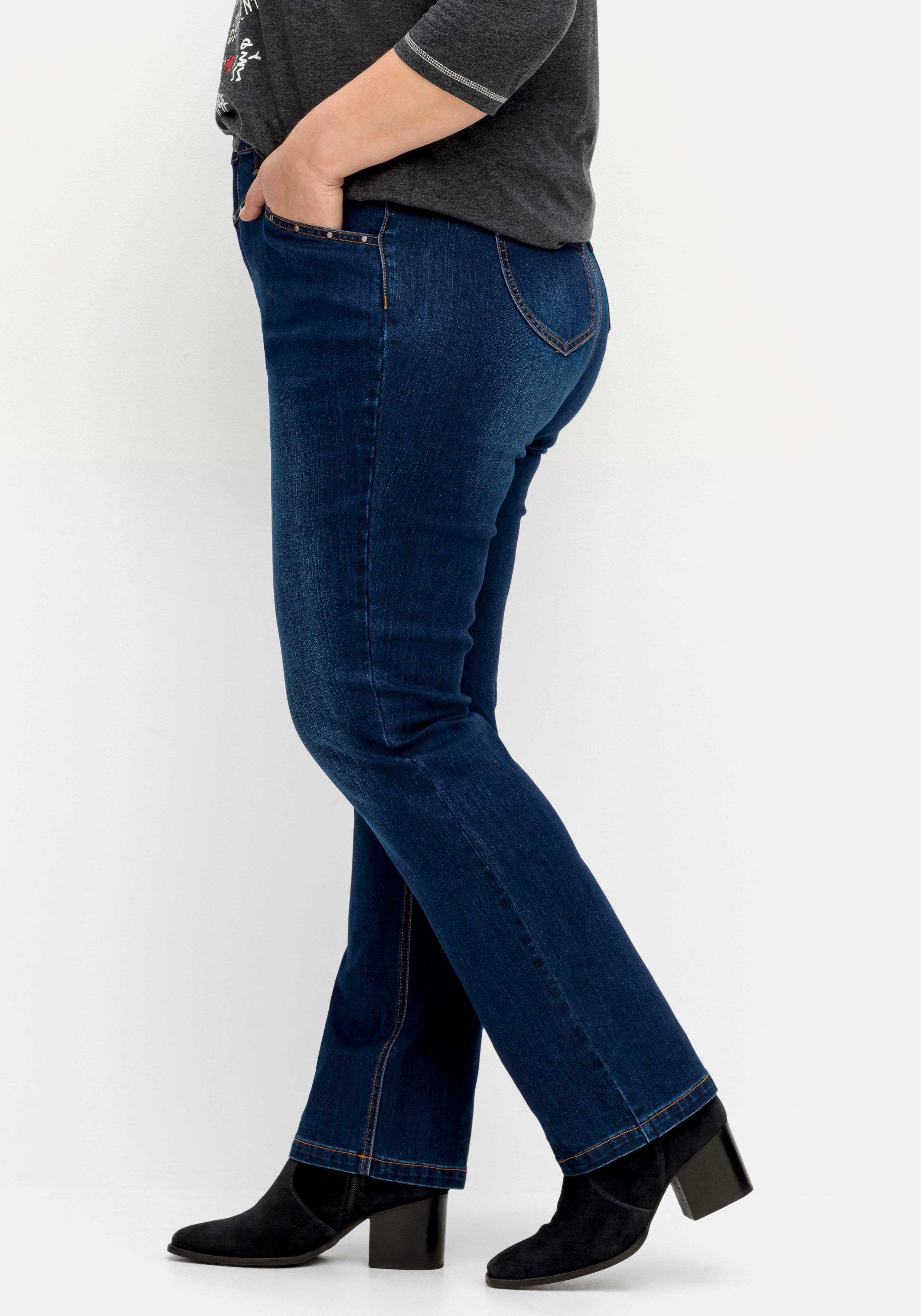 Gerade Jeans mit Nieten an Bund und Taschen