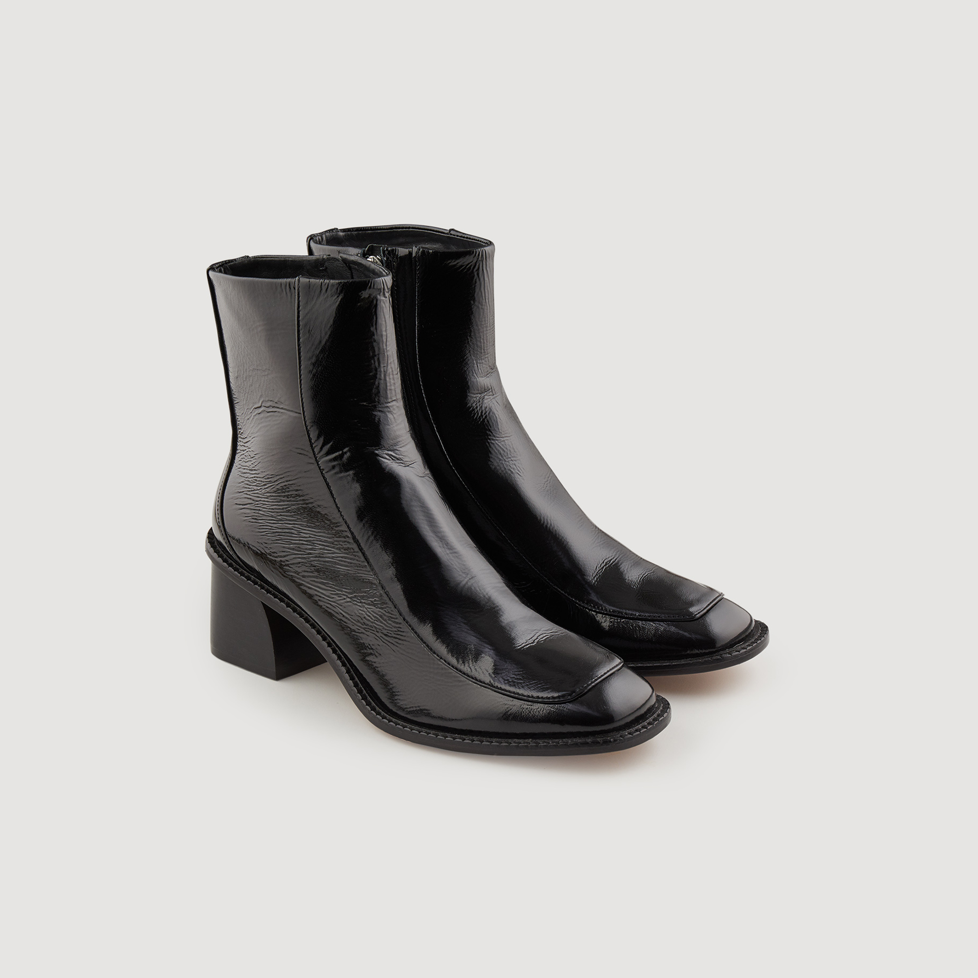 Boots en cuir vernis á talon