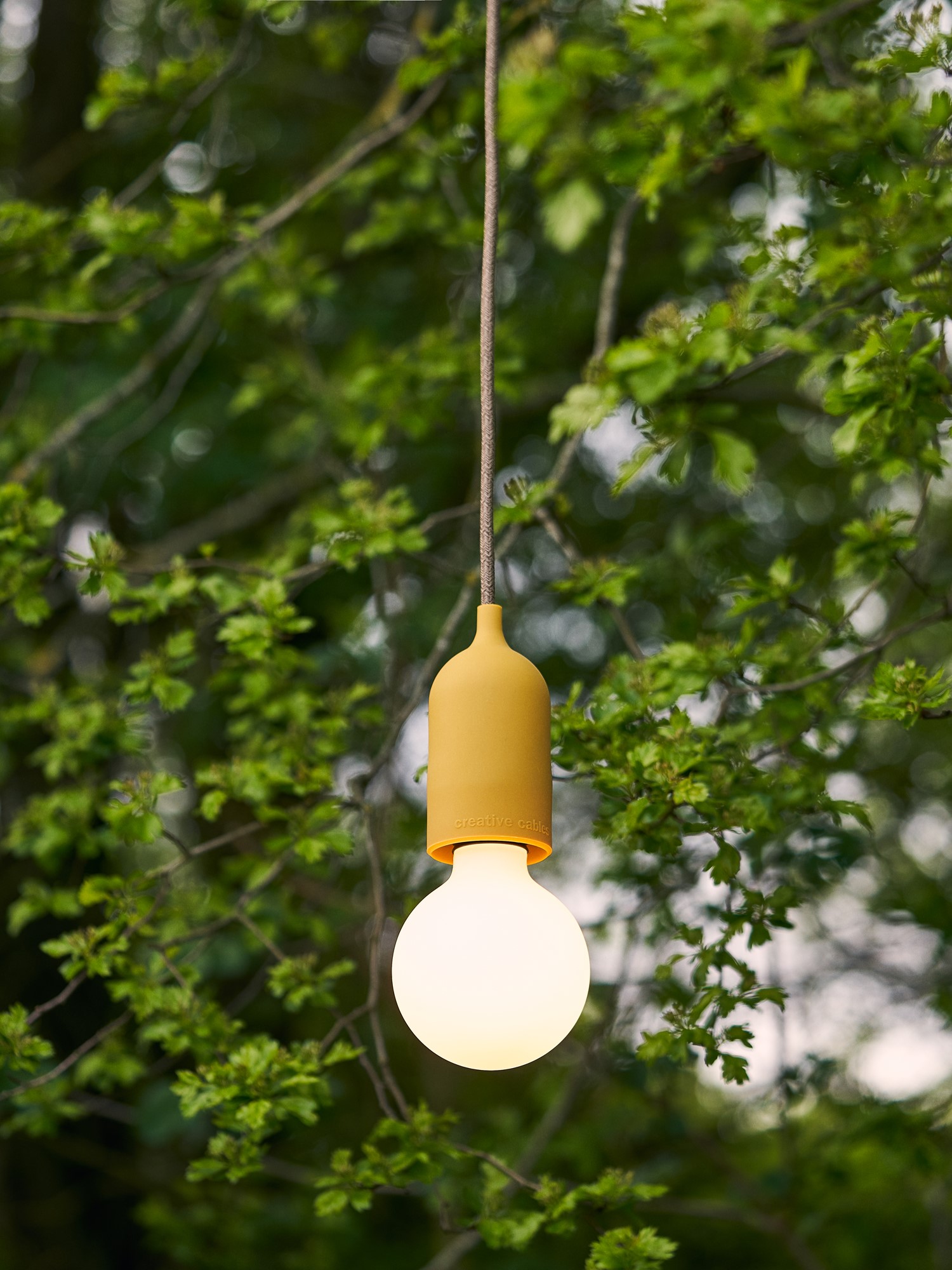 Bærbar udendørslampe | Tekstilkabel/fatning i silikone og termoplast. 5 m. E27. | Mustard | Creative Cables