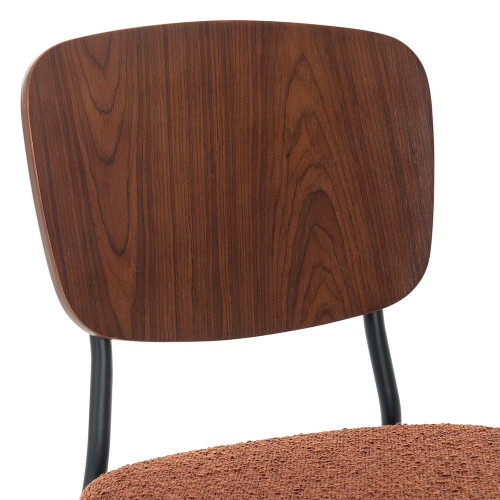 Lot de 2 chaises assise bouclette texturée terracotta. Dossier bois de peuplier courbé. Pieds en métal noir mat