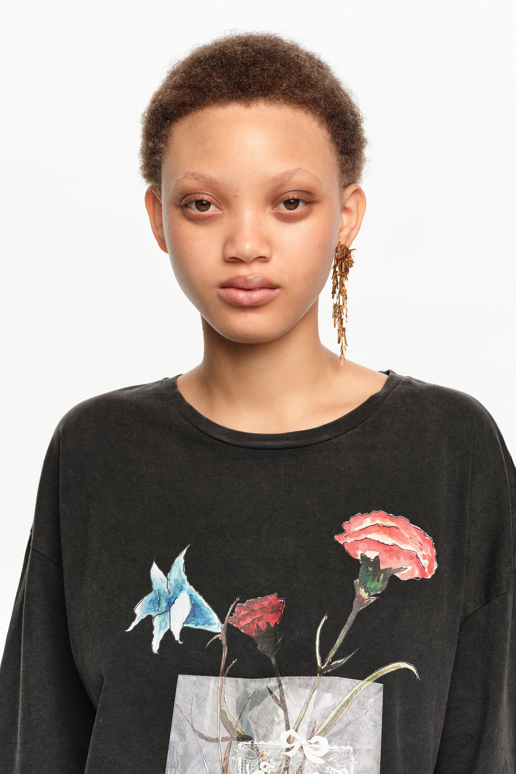Camiseta preta desbotada com estampa floral