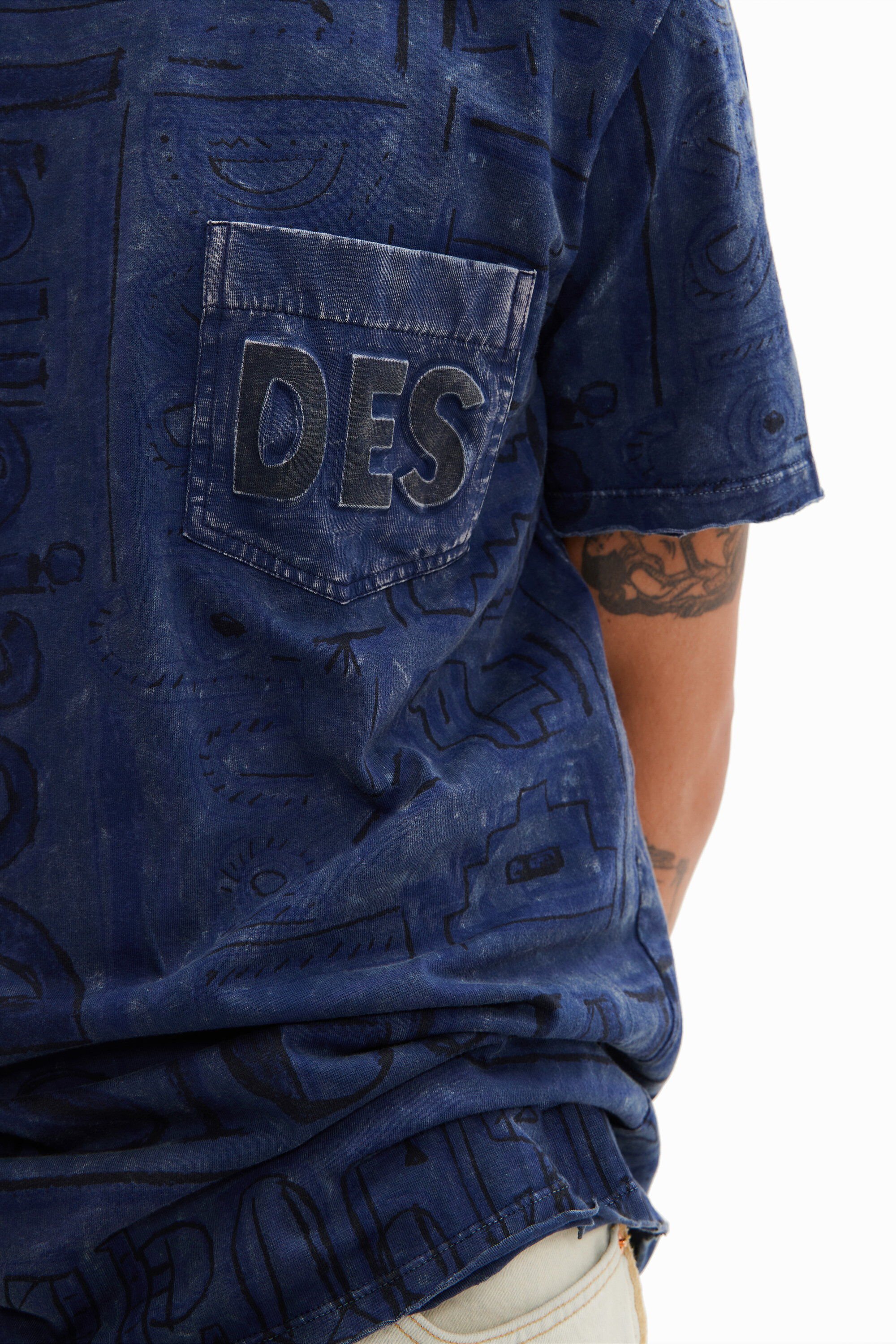 T-shirt logo tissu délavé