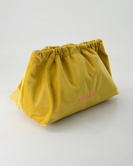 Sorbet Island Velvet Clutch Clutch in Gelb