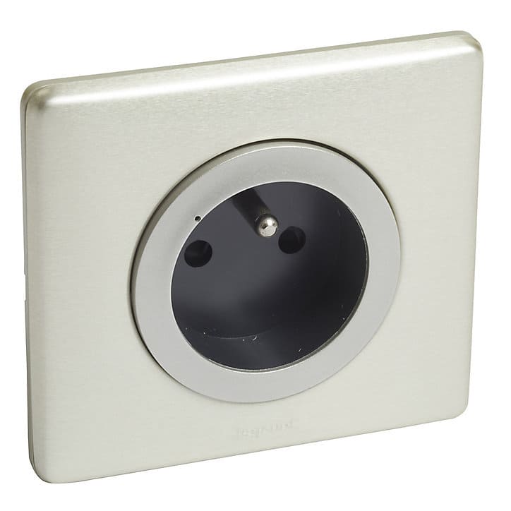 Prise de courant connectée Céliane with Netatmo 16A 3680W connexion par bornes automatiques titane