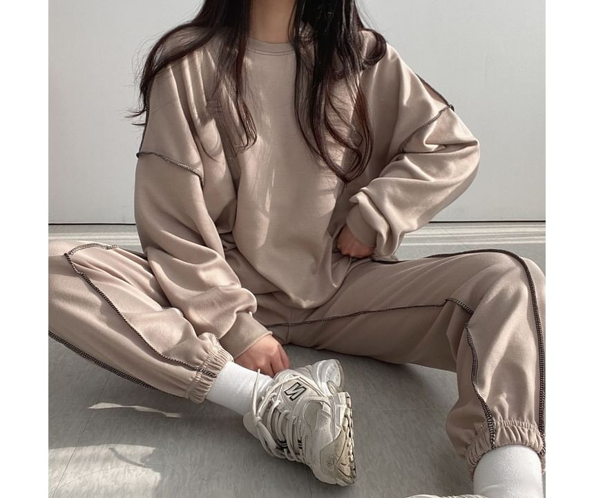 Bolgivy - Set: ronde hals trui met contrasterende stiksels + baggy joggingbroek