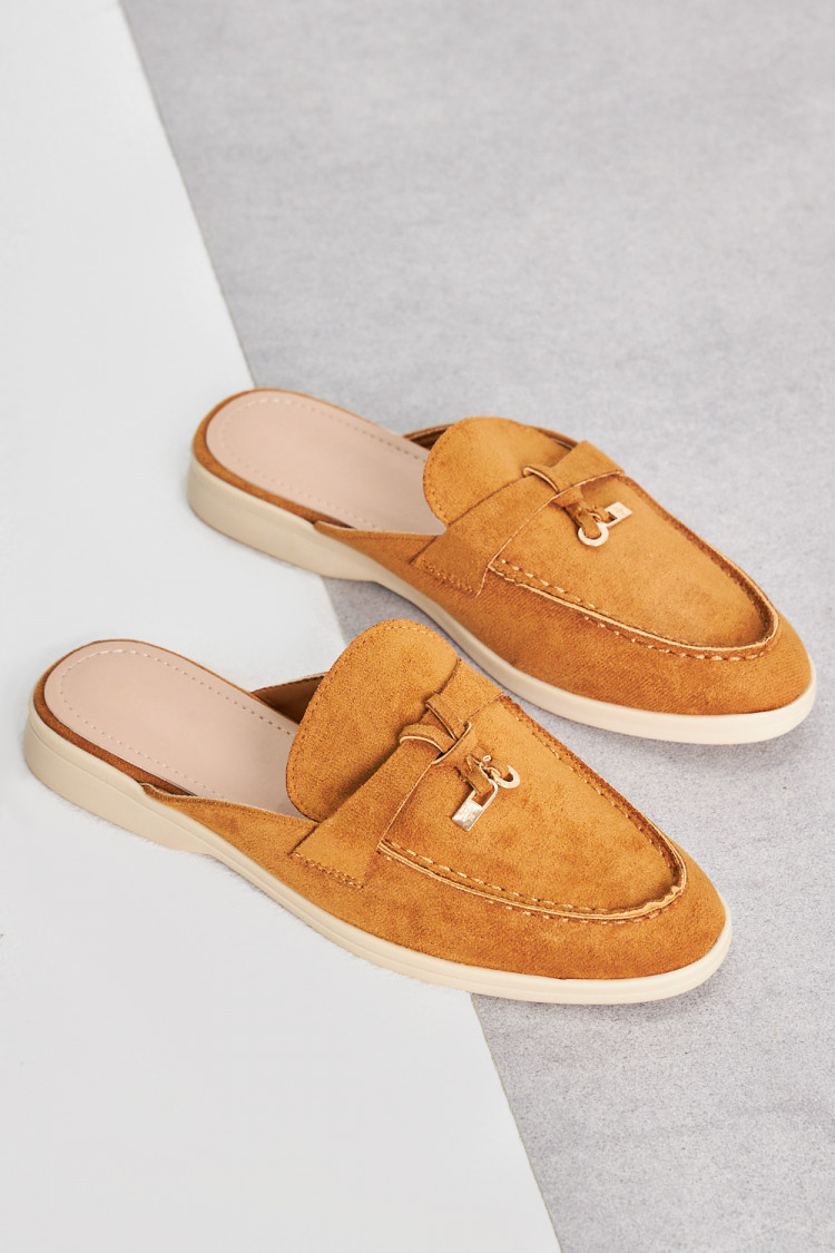 Mocassin en velours camel ouvert