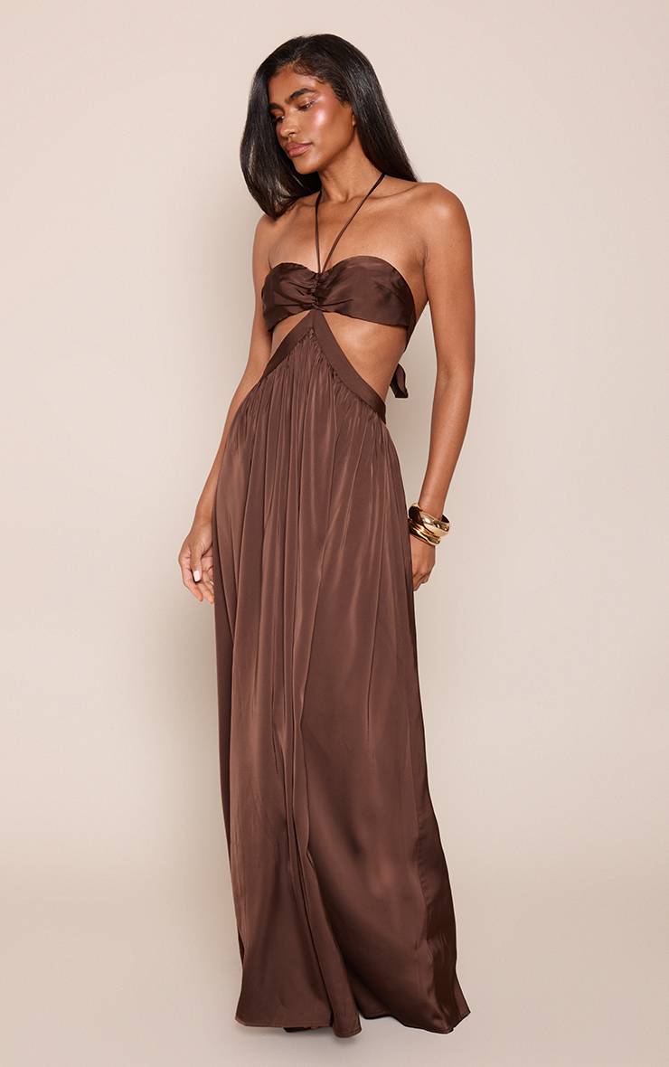 Chocolat Robe Longue En Satin À Encolure Licou Avec Découpes