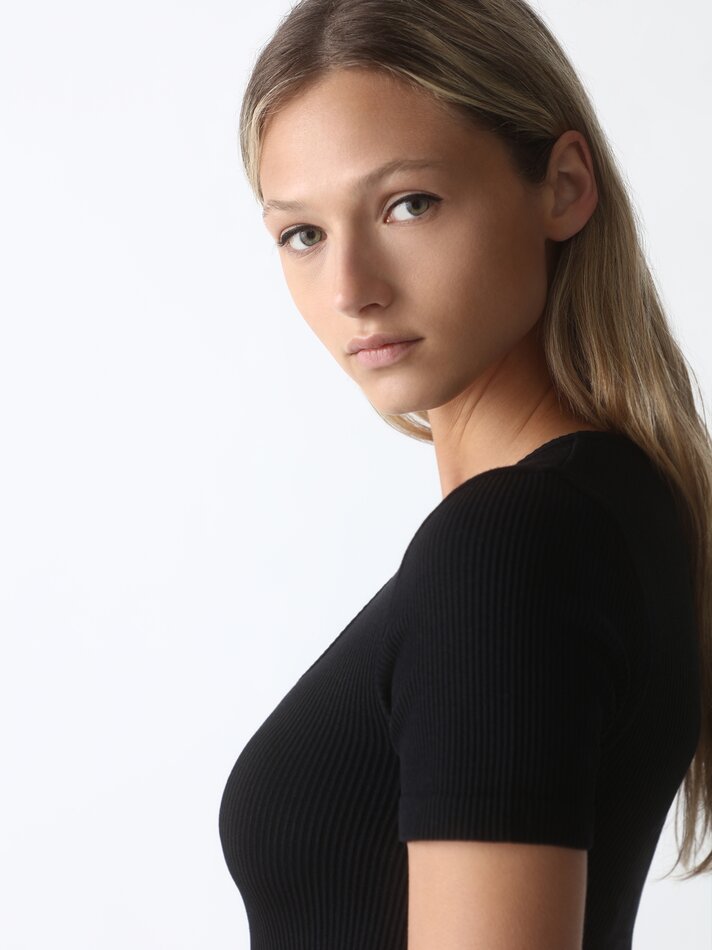 Camiseta cropped sem costura - Preta