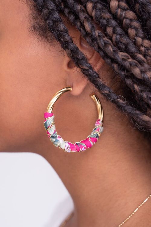 Art oorringen met roze gevlochten look