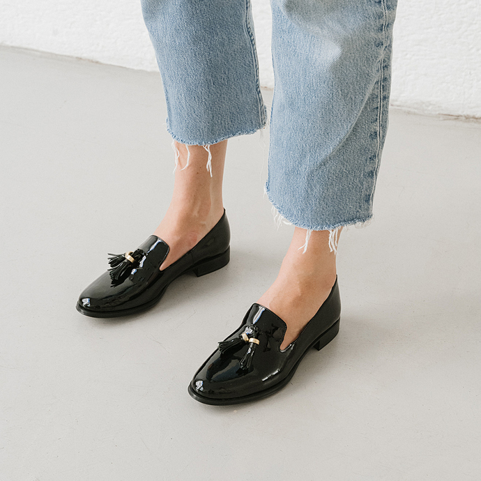Mocassins à talons plats et bouts ronds  en cuir vernis noir et or