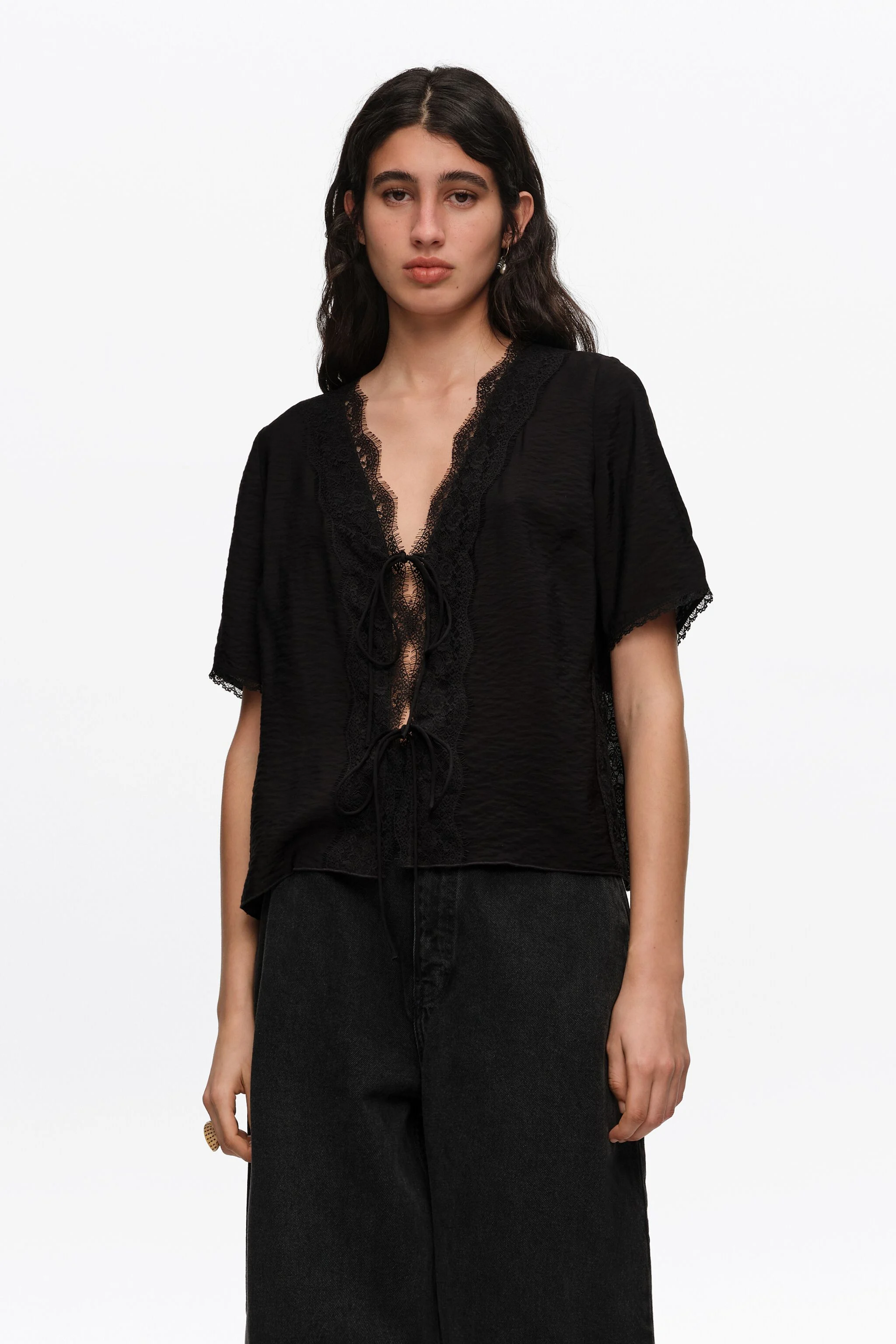 Camisa preta com cadarço e detalhes em renda.