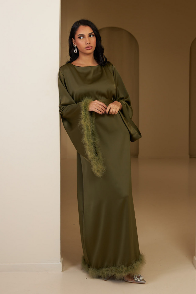 Robe longue kaki satinée et ceinturée à plumes