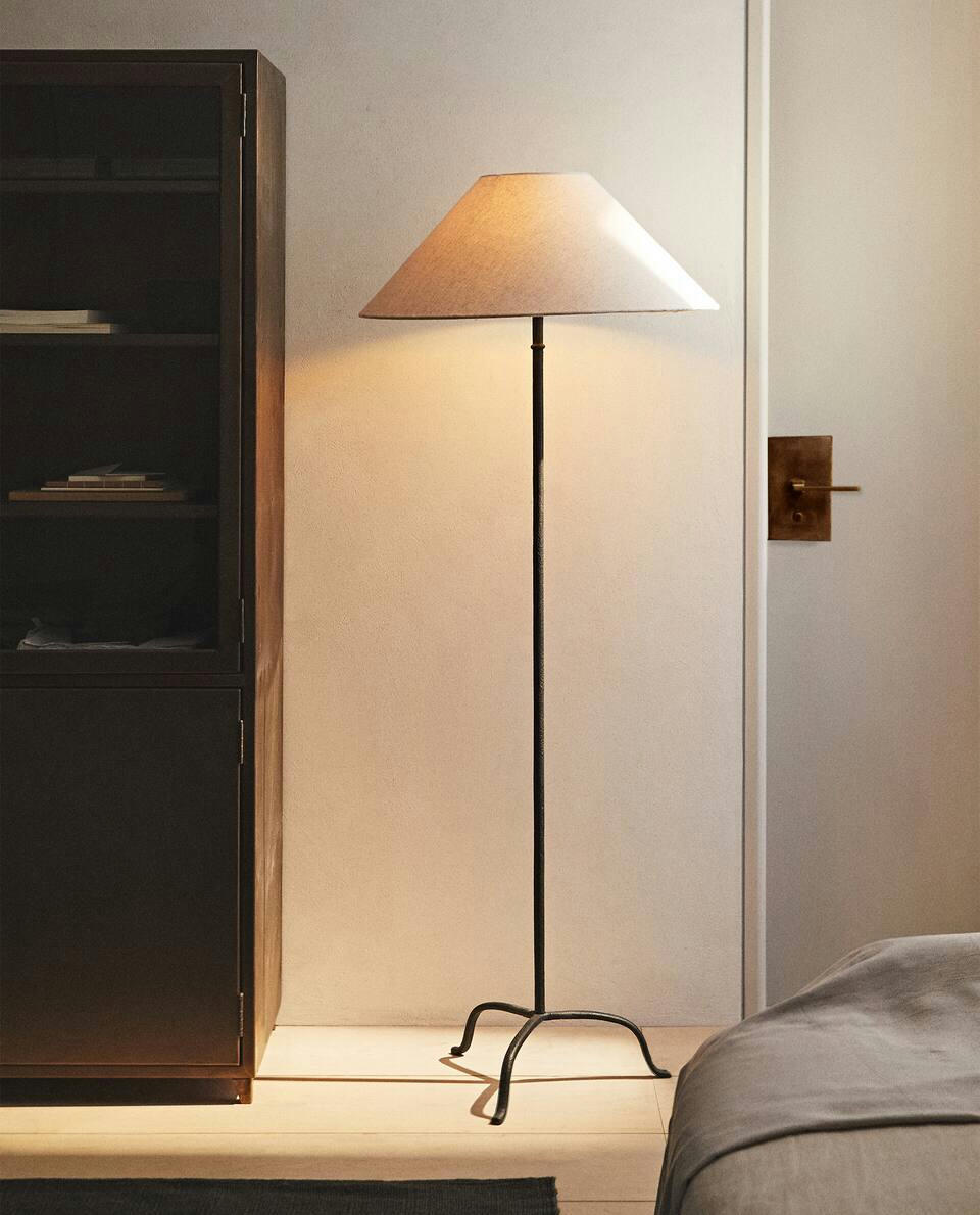 LUMINÁRIA COM BASE DE TRIPÉ