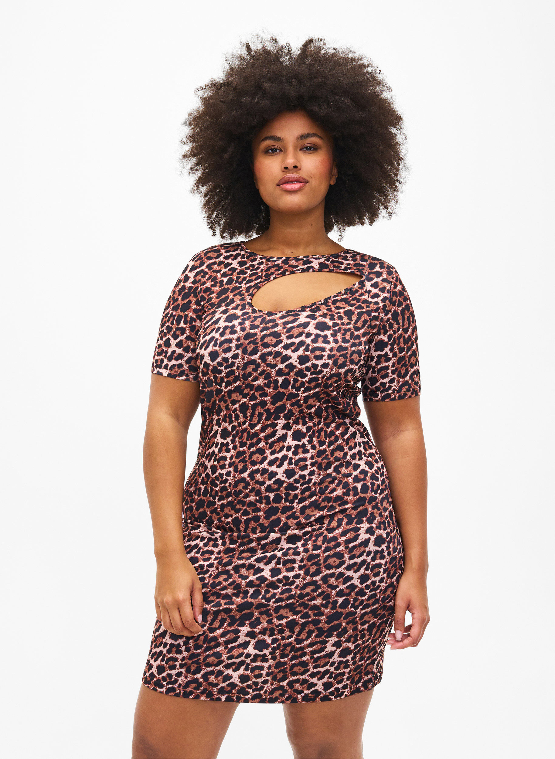 Tætsiddende leoprintet kjole med cut-out