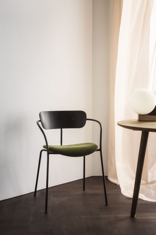 &tradition Pavilion AV4 stoel zwart eiken, cognac Silk Leather