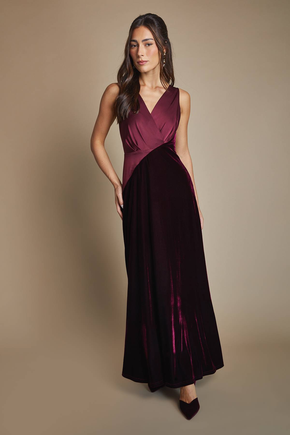 Coast Robe de Demoiselle d'Honneur Longue en Velours à Col V et Jupe Ample