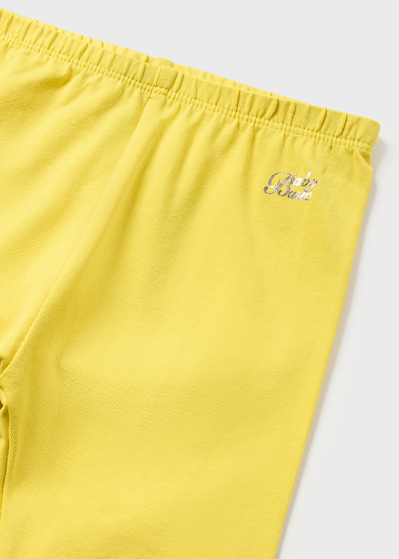 Calças legging curtas básicas para bebês, feitas de algodão sustentável.