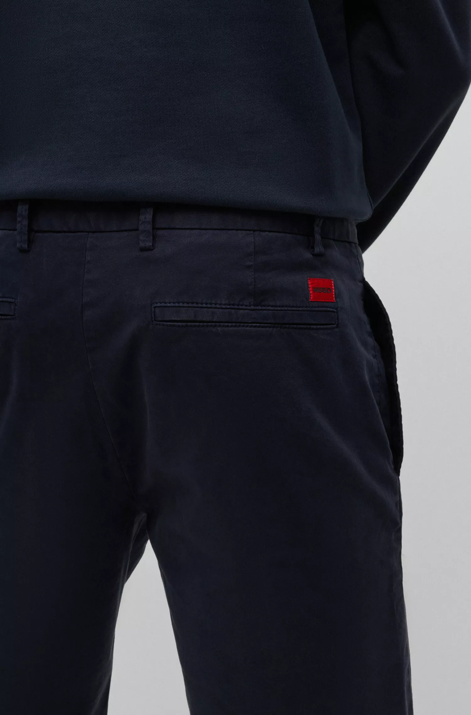 Calções chino HUGO vermelhos, corte slim, em gabardine de algodão elástico.